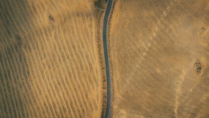 Carretera vertical desierta vista desde dron