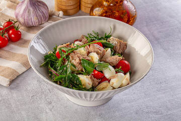 Green salad with canned tuna