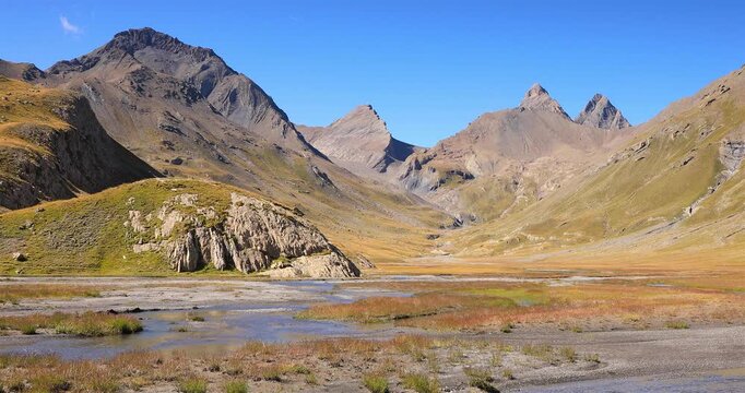 Randonn&eacute;e le long du sandur du Gol&eacute;on dans les Hautes-Alpes