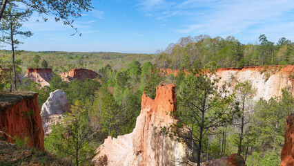 Stunning view of the colourful, eroded cliffs of Providence Canyon State Park, known as Georgia's "Little Grand Canyon," on a beautiful sunny day, Providence Canyon State Park, Georgia, USA