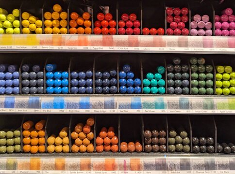 Expositor de tienda con l&aacute;pices de madera en varios colores para manualidades y proyectos de bricolaje