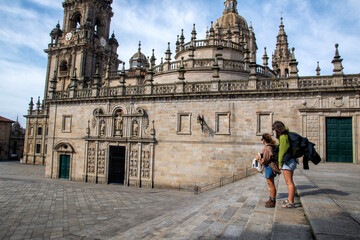 Peregrinos llegando a la catedral de Santiago de Compostela