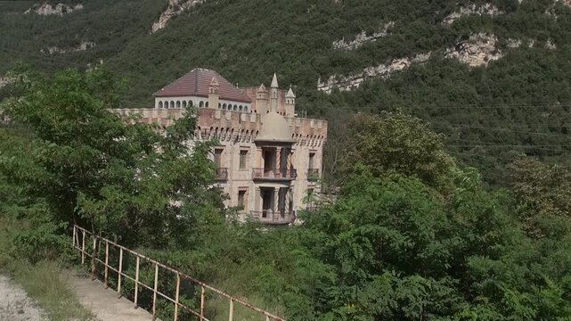 Cercs abandoned Count F&iacute;gols Olano mansion sun trees wide