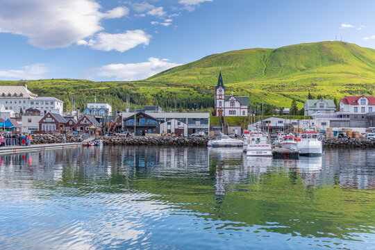 Charmant port de H&uacute;sav&iacute;k, domin&eacute; par H&uacute;sav&iacute;kurkirkja, l'&eacute;glise de la petite ville portuaire du nord de l'Islande, connue comme la capitale europ&eacute;enne de l'observation des baleines