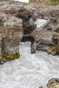 Cascade de Barnafoss, au d&eacute;bit ultra-puissant, &agrave; l'ouest de l'Islande