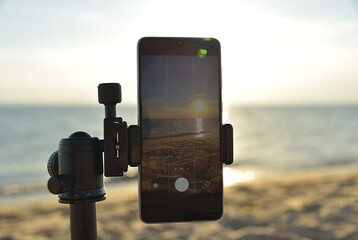 photographing the sunset with a mobile phone