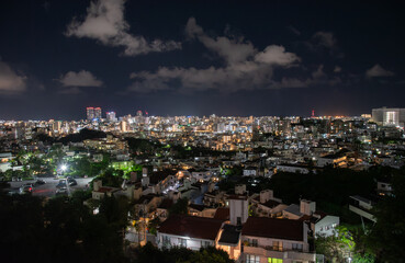 高台から望む沖縄県那覇市の夜景