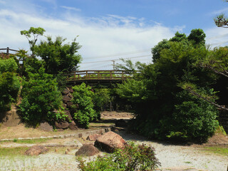 Walking courses cross using the wooden bridge.