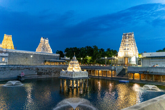 "Lumi&egrave;res du cr&eacute;puscule divin &ndash; Kanchipuram temple India
