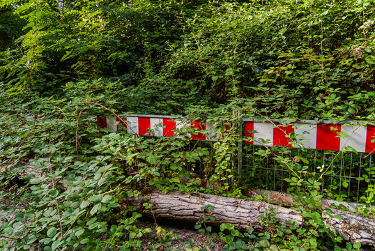 &Uuml;berwachsene Absperrung
