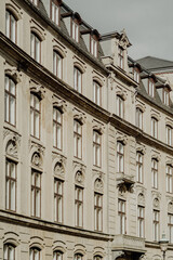 Obraz premium Modernes Kopenhagen mit eleganter Architektur, stilvollen Hotels und skandinavischem Design – eine Stadt zwischen Tradition und minimalistischem Luxus am Wasser