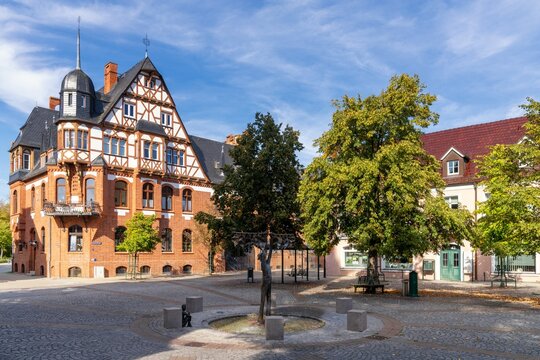 view of the historic Thomas Hahns Soap Factory and the Tabakbrunnen fountain in downtown Schwedt