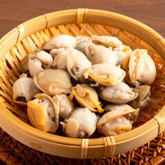 Fresh clams in a bamboo steamer