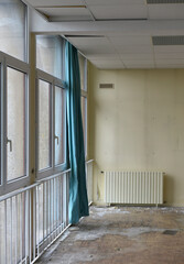 Urbex, bâtiment désaffecté - peinture écaillée et radiateur