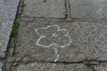 dessin à la craie sur le trottoir, fleur