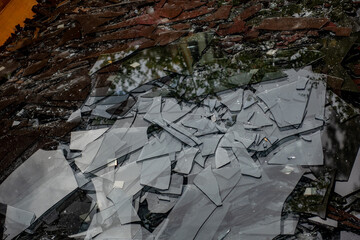 Zerbrochene Flachglasscheiben im Wertstoffcontainer
