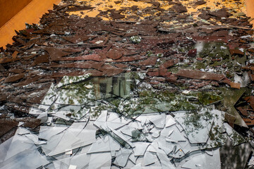 Zerbrochene Flachglasscheiben im Wertstoffcontainer © focus finder