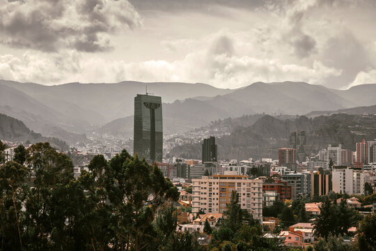 Fototapeta  Beautiful buildings and stone mountains. The beautiful city of La Paz.