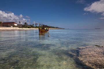 Obraz premium An abandoned ship stands aground. A heavenly landscape. A wooden ship. Beautiful nature. Blue sky.
