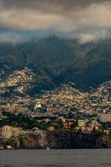 Obraz premium Funchal, Madeira: city on a steep mountain, ocean below.