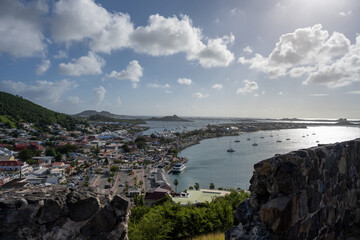 Blick von der Festungsruine auf Marigot
