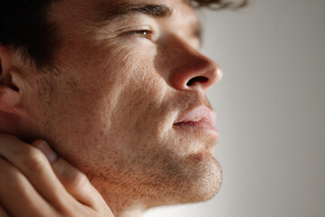 Obraz premium man gently places his palm on his neck embodying moment of tension and release