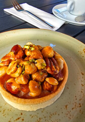 Tart with nuts and caramelized peanut sauce