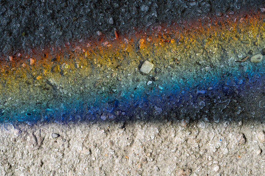 Reflet arc-en-ciel d&rsquo;un miroir sur le sol