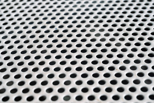Treillis en m&eacute;tal blanc &agrave; motif r&eacute;p&eacute;titif