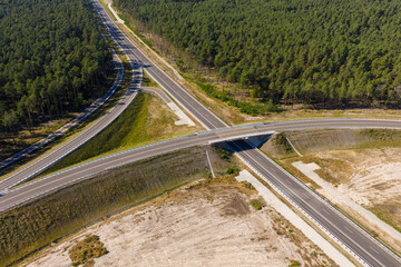 Neu gebaute Strassen in einem Waldgebiet