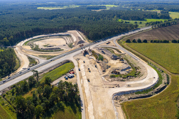 Vorarbeiten für eine Brücke die  über eine deutsche Autobahn gebaut wird