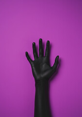 Obraz premium Black hand against vibrant purple background in minimalist style 