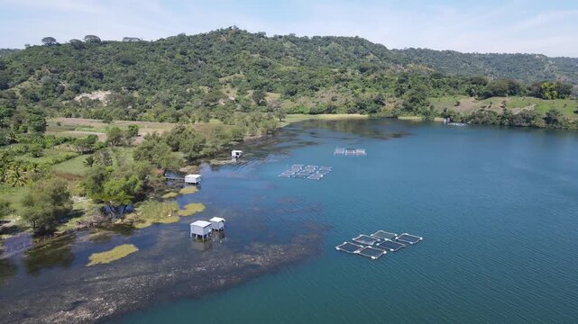 Lago con pesca artesanal