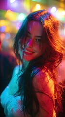 Naklejka premium Vibrant Night Portrait: A Captivating Smile in Neon Lights