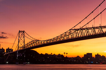 Florianopolis e a detalhe da ponte Hercílio Luz no pôr-do-sol Florianópolis Santa Catarina Brasil