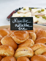 Plateau de navettes garnies de rillettes d’oie, petits sandwichs apéritifs servis lors d’un buffet de baptême, mariage ou fête familiale conviviale.