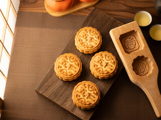 Go home to eat mooncakes during the Mid-Autumn Festival.