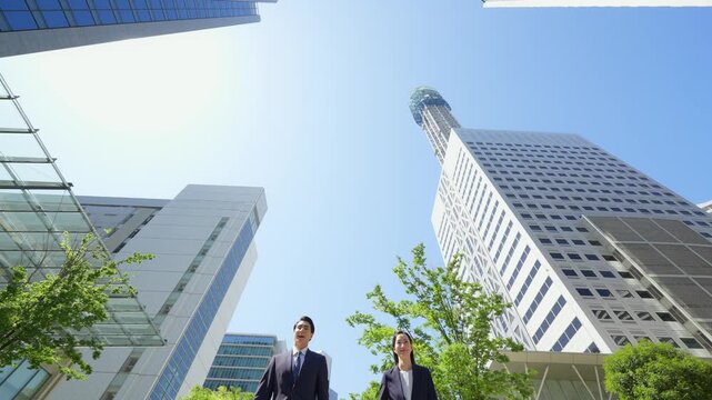 ビジネス、ジャンプ、ビジネスマン、ビジネスウーマン、走る、飛躍、目標、チャレンジ、挑戦、スタート、ビジネスパーソン、転職、チームワーク、日本人、煽り構図、あおり、新緑、春、就職、スーツ、ステップアップ、キャリアアップ、一歩、踏み出す、飛び出す、ダッシュ、元気、ポジティブ、青空、コピースペース、都市、街、成長、男性、女性、仕事、人材、努力、躍動感、スピード、アクティブ、希望、スタートアップ、サクセス