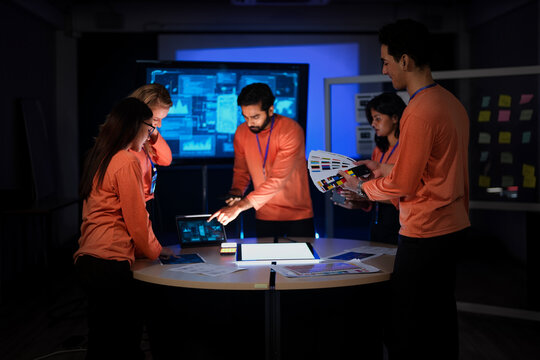 A cybersecurity team in a Security Operations Center analyzes a global threat map. They are collaborating on an incident response, tracking network intrusions in real-time.