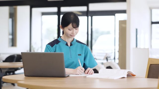 勉強をするアジア人介護士