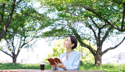 Fototapeta premium 屋外で読書する女性