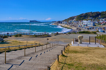 Naklejka premium 神奈川県鎌倉市の稲村ヶ崎の階段上から江の島、相模湾、富士山の眺望