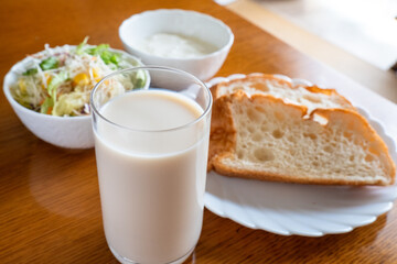 木のテーブルに並べたヘルシーな朝食