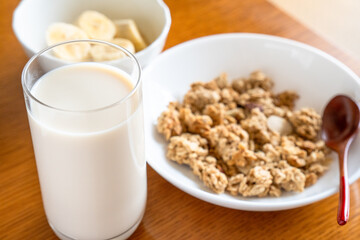 豆乳とオートミールグラノーラの朝食イメージ2