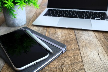 ビジネスイメージ　デスクワーク　コピースペース　3:2