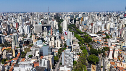 Fotografia aérea da região central de São Paulo, evidenciando os arranha-céus e a vida urbana intensa, onde arquitetura histórica e moderna coexistem em harmonia no cenário paulista © RNL Fotografia