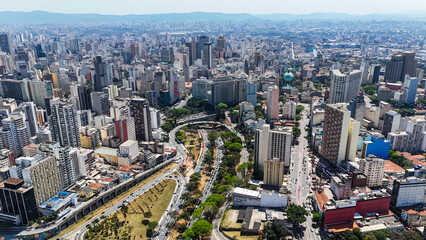 Obraz premium Panorama aéreo do centro urbano de São Paulo com prédios altos e arquitetura diversificada, destacando a mistura de estilos e a imponência da maior metrópole da América do Sul