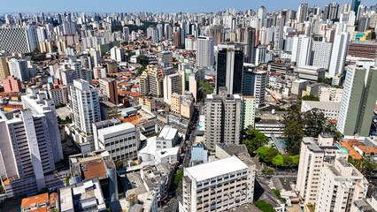 Fototapeta premium Imagem aérea do centro de São Paulo exibindo arranha-céus, avenidas largas e a intensa urbanização, destacando a imponência e diversidade arquitetônica da maior cidade brasileira