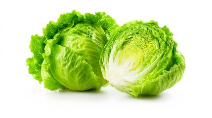 白背景に置かれた新鮮なレタスとカットしたレタス