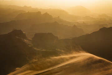 Majestic Golden Desert Landscape Captured at Dusk with Tranquil Beauty